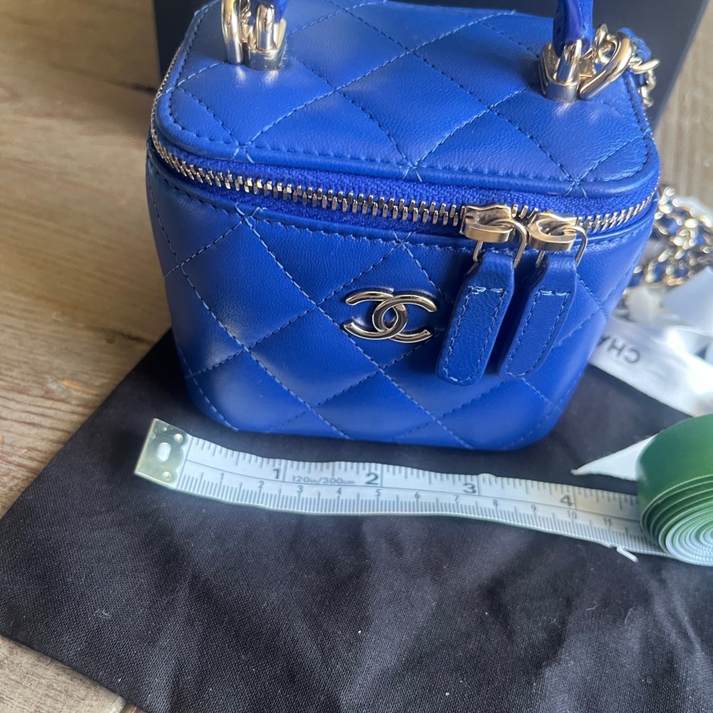 CHANEL Blue Mini Vanity Top Handle with Gold Hardware - Picture 3 of 10